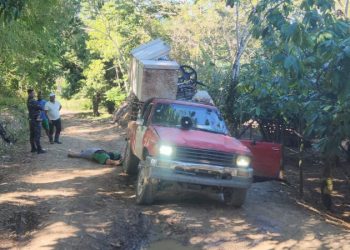Cable del tendido eléctrico cae sobre camioneta y electrocuta a dos jóvenes en Gaspar Hernández