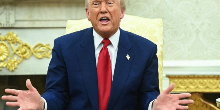 Aprobación Trump se desploma; critican manejo a la economía