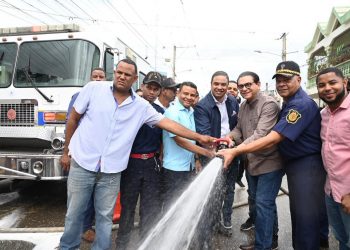 Senador Daniel Rivera gestiona camión de bomberos que refuerza Santiago Oeste ante incendios