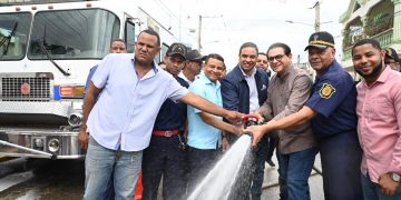 Senador Daniel Rivera gestiona camión de bomberos que refuerza Santiago Oeste ante incendios