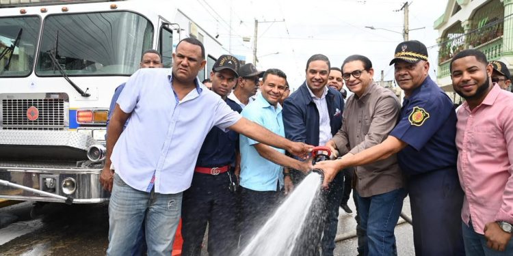 Senador Daniel Rivera gestiona camión de bomberos que refuerza Santiago Oeste ante incendios