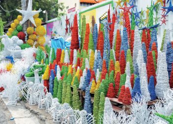 Conoce el origen de los charamicos, los ornamentos navideños que cubren las calles de Santo Domingo