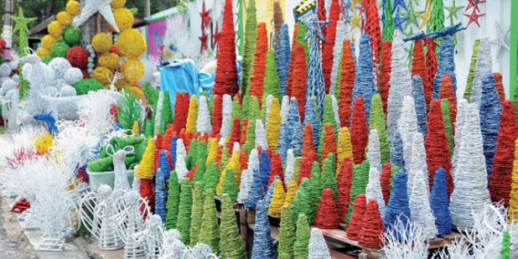 Conoce el origen de los charamicos, los ornamentos navideños que cubren las calles de Santo Domingo