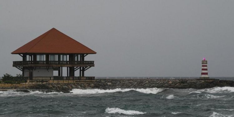 Vaguada provocará lluvias pasajeras, mientras advierte por fuertes oleajes