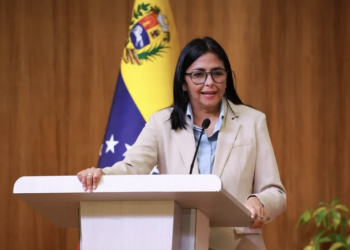 Delcy Rodríguez dice que si le tocara ir a Washington iría de "pie", pero "no arrastrada"