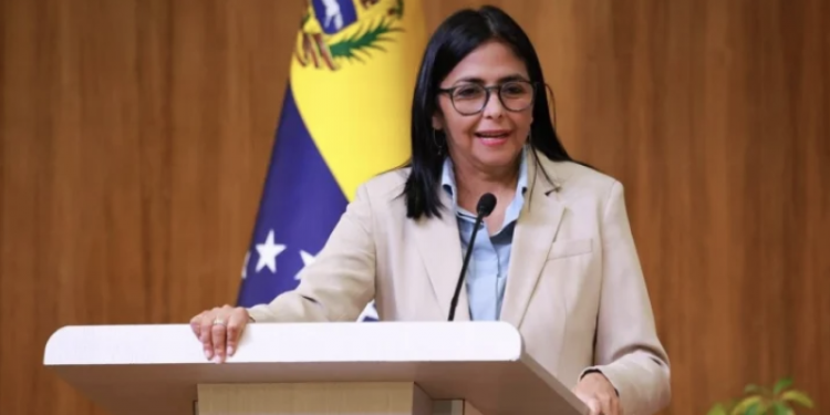 Delcy Rodríguez dice que si le tocara ir a Washington iría de "pie", pero "no arrastrada"