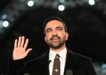 El alcalde de Nueva York debuta con medidas para vivienda y revoca órdenes de predecesor