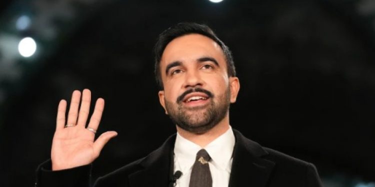 El alcalde de Nueva York debuta con medidas para vivienda y revoca órdenes de predecesor