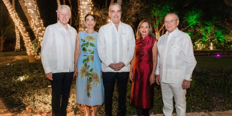 Abinader y Leonel visitan a Bill Clinton en Punta Cana