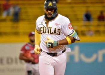 Águilas dan tres H4 y hit decisivo de Julio Rodríguez para vencer a Gigantes en 10 entradas