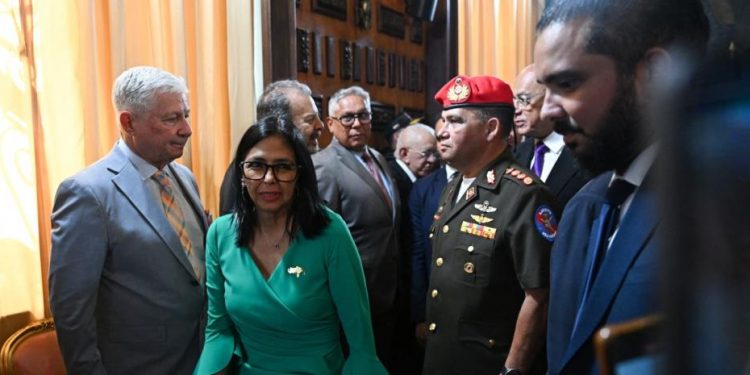 Militares tienen un voto decisivo en la recomposición del poder político en Venezuela