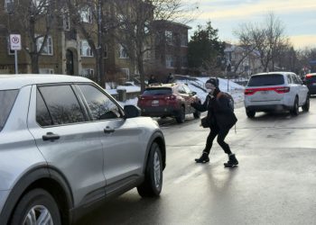 Agente del ICE mata a tiros a una mujer en Mineápolis durante un operativo