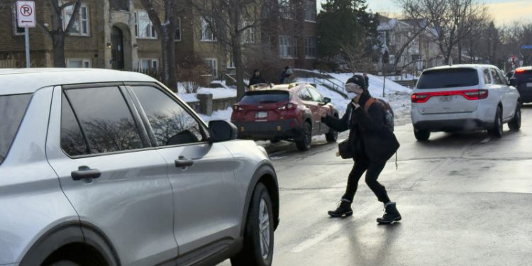 Agente del ICE mata a tiros a una mujer en Mineápolis durante un operativo