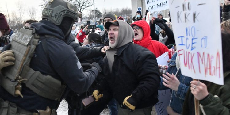 Asesinato de ICE extiende protestas en Minneápolis