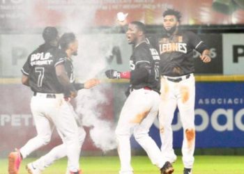 Hit de Junior Lake elimina Gigantes y los Leones se quedan solos en primero