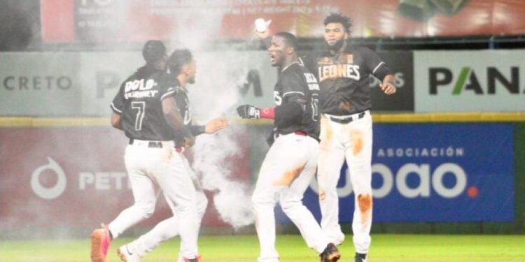 Hit de Junior Lake elimina Gigantes y los Leones se quedan solos en primero