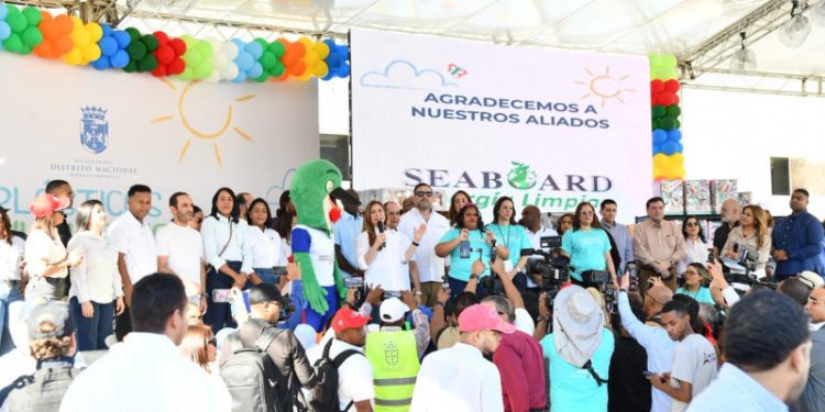 Sonrisas a cambio de plástico en el Distrito Nacional