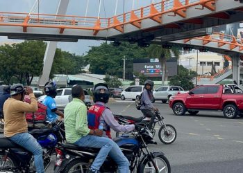 Pocos respetan la prohibición de girar a la izquierda en intersecciones