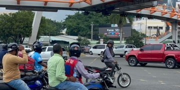 Pocos respetan la prohibición de girar a la izquierda en intersecciones