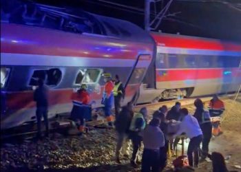 Suben a 21 los muertos al descarrilar dos trenes en Córdoba