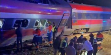 Suben a 21 los muertos al descarrilar dos trenes en Córdoba