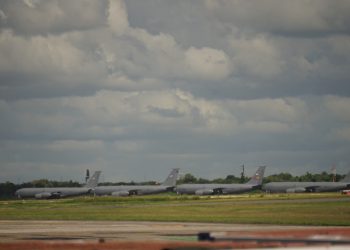 Aviones militares de EE UU operan desde el AILA en despliegue logístico coordinado