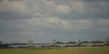 Aviones militares de EE UU operan desde el AILA en despliegue logístico coordinado