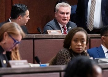 Representantes acusan a los Clinton de desacato en caso Epstein