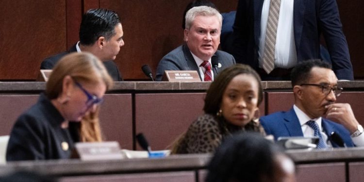 Representantes acusan a los Clinton de desacato en caso Epstein