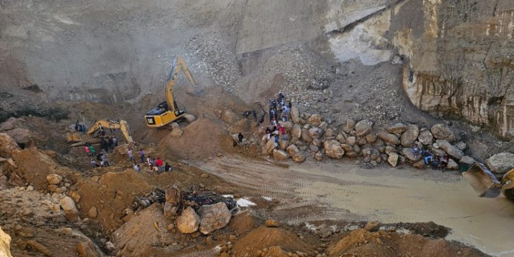 Defensa Civil trabaja en rescate de hombre atrapado en derrumbe de Mina Los Fructuoso