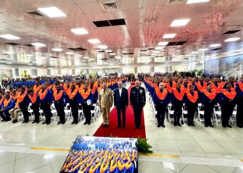 Abinader retoma agenda con graduación de agentes del CESAC.