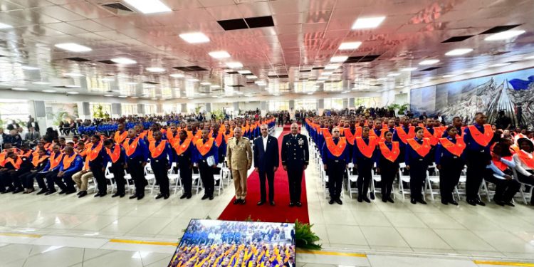 Abinader retoma agenda con graduación de agentes del CESAC.