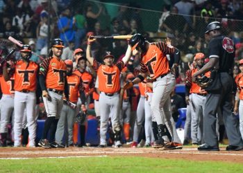Los Toros reaccionan y vencen 3-2 a los Leones viniendo de atrás