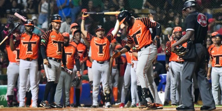 Los Toros reaccionan y vencen 3-2 a los Leones viniendo de atrás