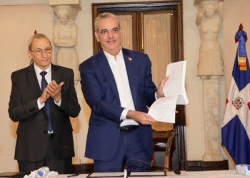 Funcionarios no podrán tener ninguna participación en empresas que negocien con el Estado