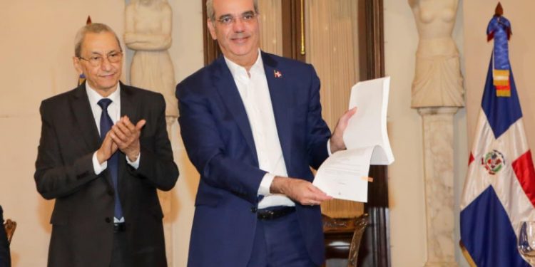 Funcionarios no podrán tener ninguna participación en empresas que negocien con el Estado