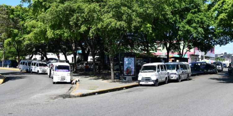 Choferes de diferentes rutas ocupan espacios de parques públicos