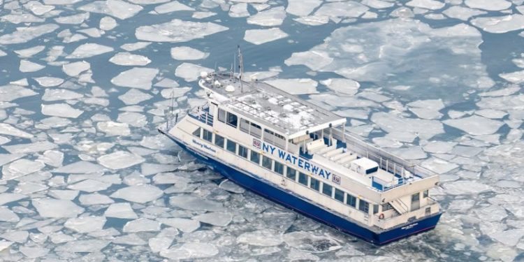 Ferry de Nueva York suspende sus rutas por los ríos congelados