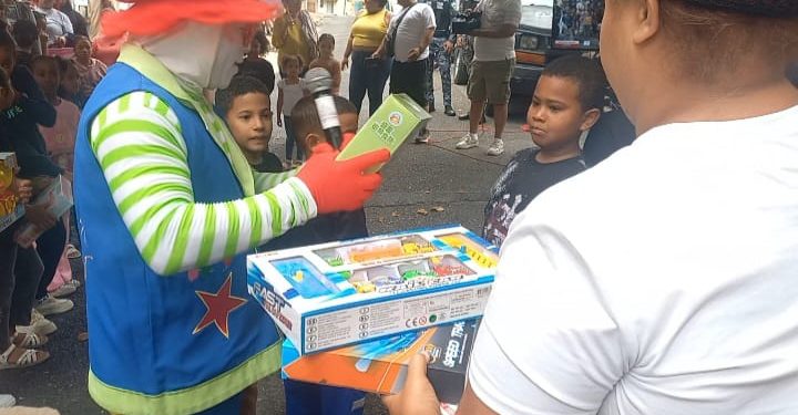 Grupo de Comunicaciones CAM entrega juguetes en el Día de Reyes