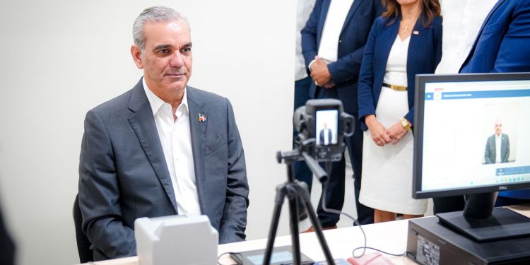 Presidente Abinader inicia implementación del nuevo pasaporte electrónico dominicano