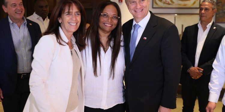 Presidente electo de Chile destaca avances de la República Dominicana en turismo, infraestructura y política migratoria durante su llegada a Santiago