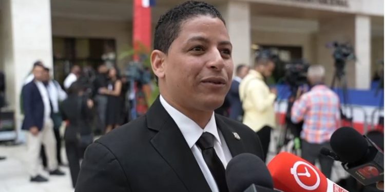 Luis Báez destaca avances en obras y servicios durante conmemoración nacional