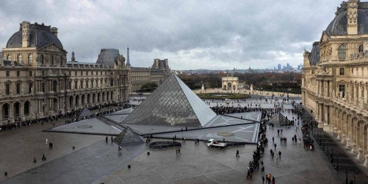 Cuatro meses después del robo de joyas, el museo Louvre es víctima de una estafa de USD$11 millones