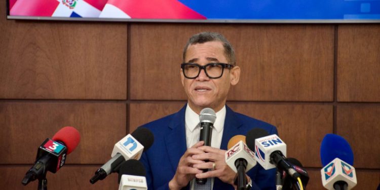 Jornada laboral reducida beneficiará a los empresarios, asegura ministro de Trabajo