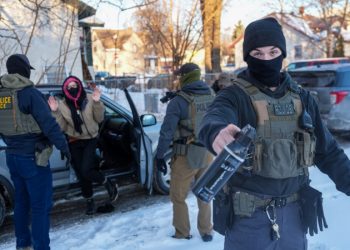 Administración Trump asegura que redadas migratorias continuarán durante el cierre del DHS