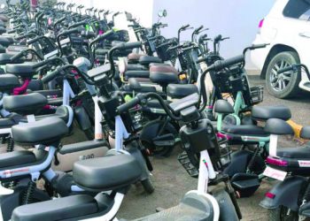 Preocupa cantidad de niños y adolescentes en motocicletas eléctricas