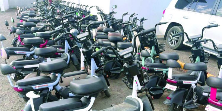 Preocupa cantidad de niños y adolescentes en motocicletas eléctricas