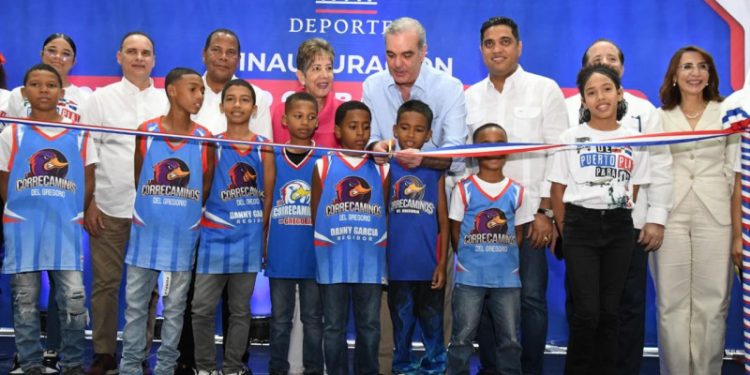 Entregan dos polideportivos al deporte en Puerto Plata