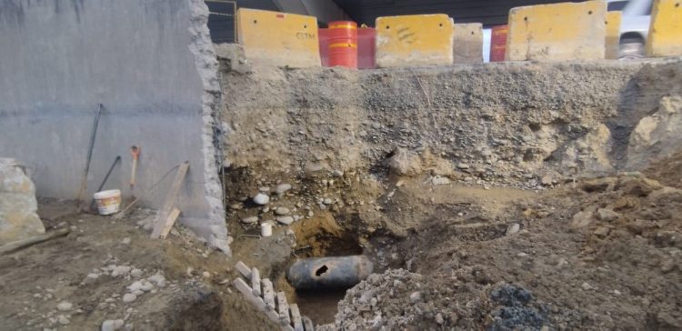 Explosión de tubería por Monorriel deja sin agua zonas de Santiago