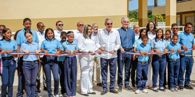 Abinader inaugura obras en la región Sur